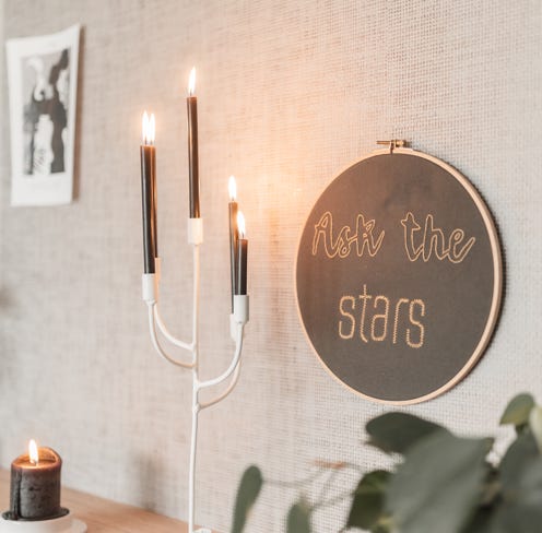 Teetassen auf Tablet