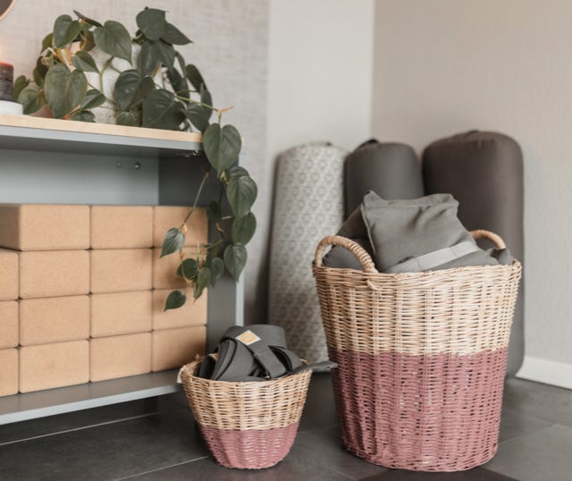 Korb mit Kissen und Gurten