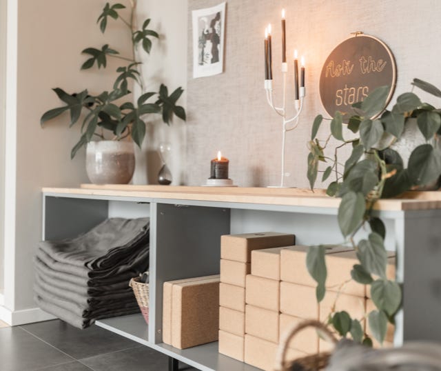 Blick auf Yoga Kerzen und Blöcke