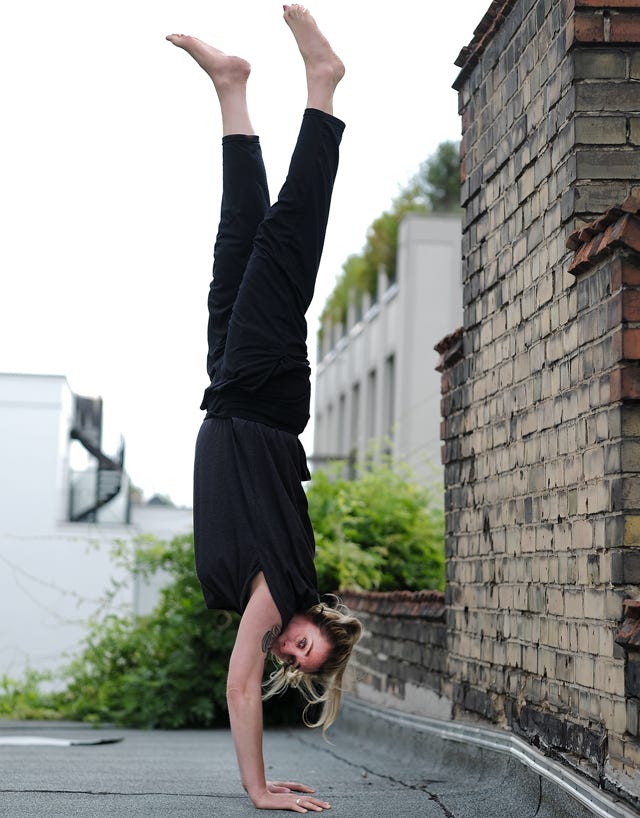Handstand auf Dach von Berlin