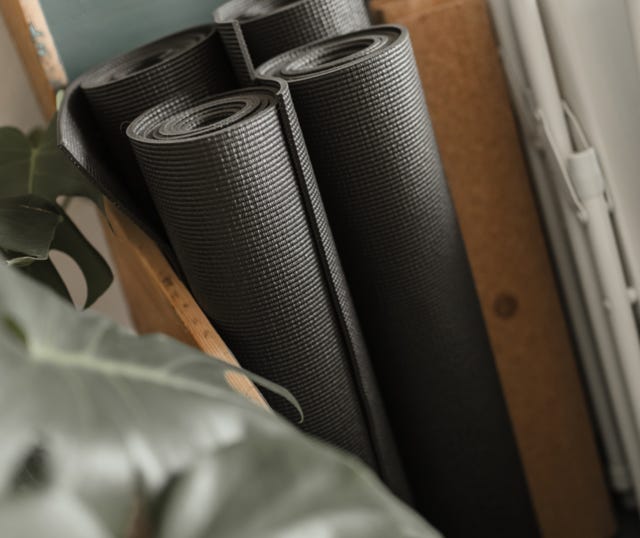 Yogamatten vor Pflanzen