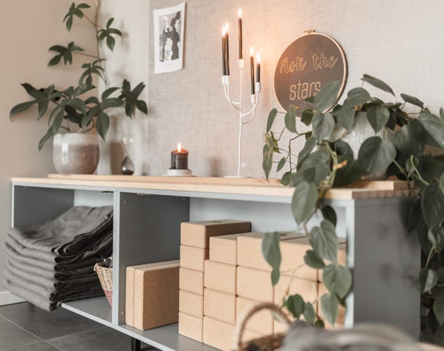 Yoga Regal, Blöcke, Kerzen