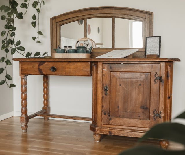 Blick auf Holztisch mit Spiegel