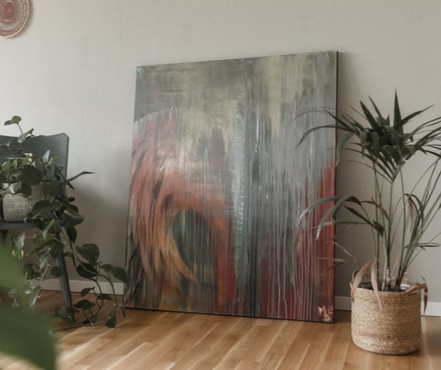 Blick in den Nebenraum mit Pflanzen und einem Acrylbild