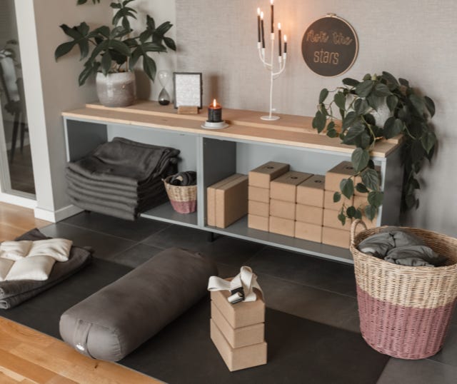 Blick auf den Eingang vom Yogaraum mit Regal und Kerze